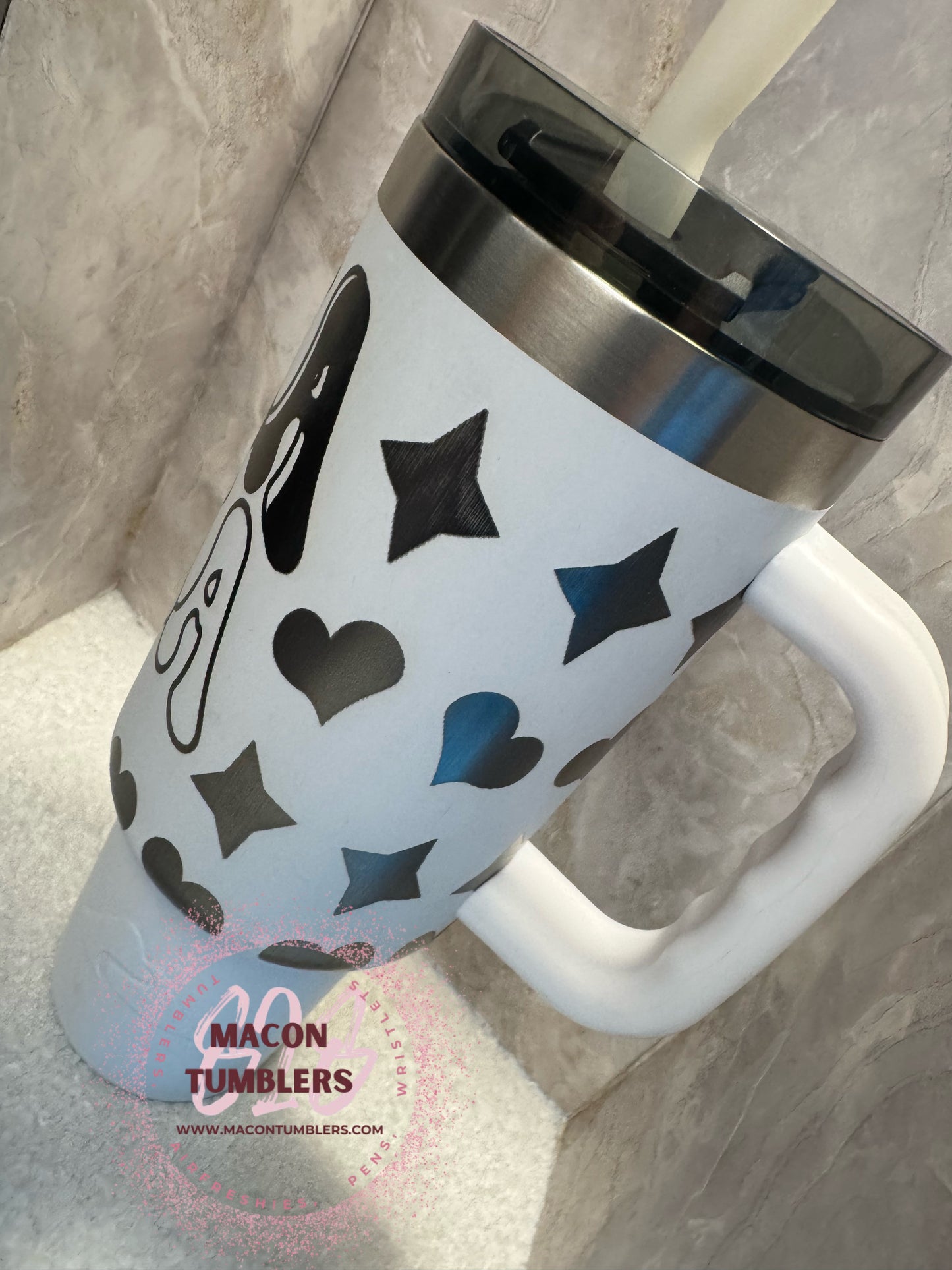 40 oz Engraved “Mama” Tumbler – Matte White with Black Hearts & Stars, Handle Cup